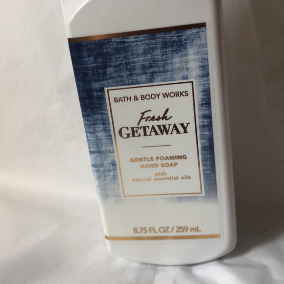 NWT Bath & Body Works Fresh Getaway Gentle Foaming Hand Soap 8.75 fl oz. - Picture 2 of 8